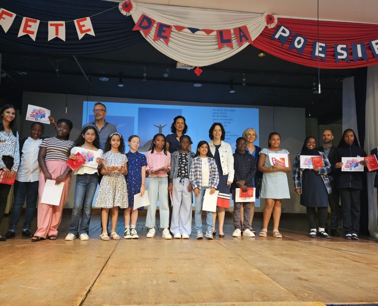 photo de l'ensemble des participants à l'évènement : enseignants, élèves de CM2, DG de l'AEFE