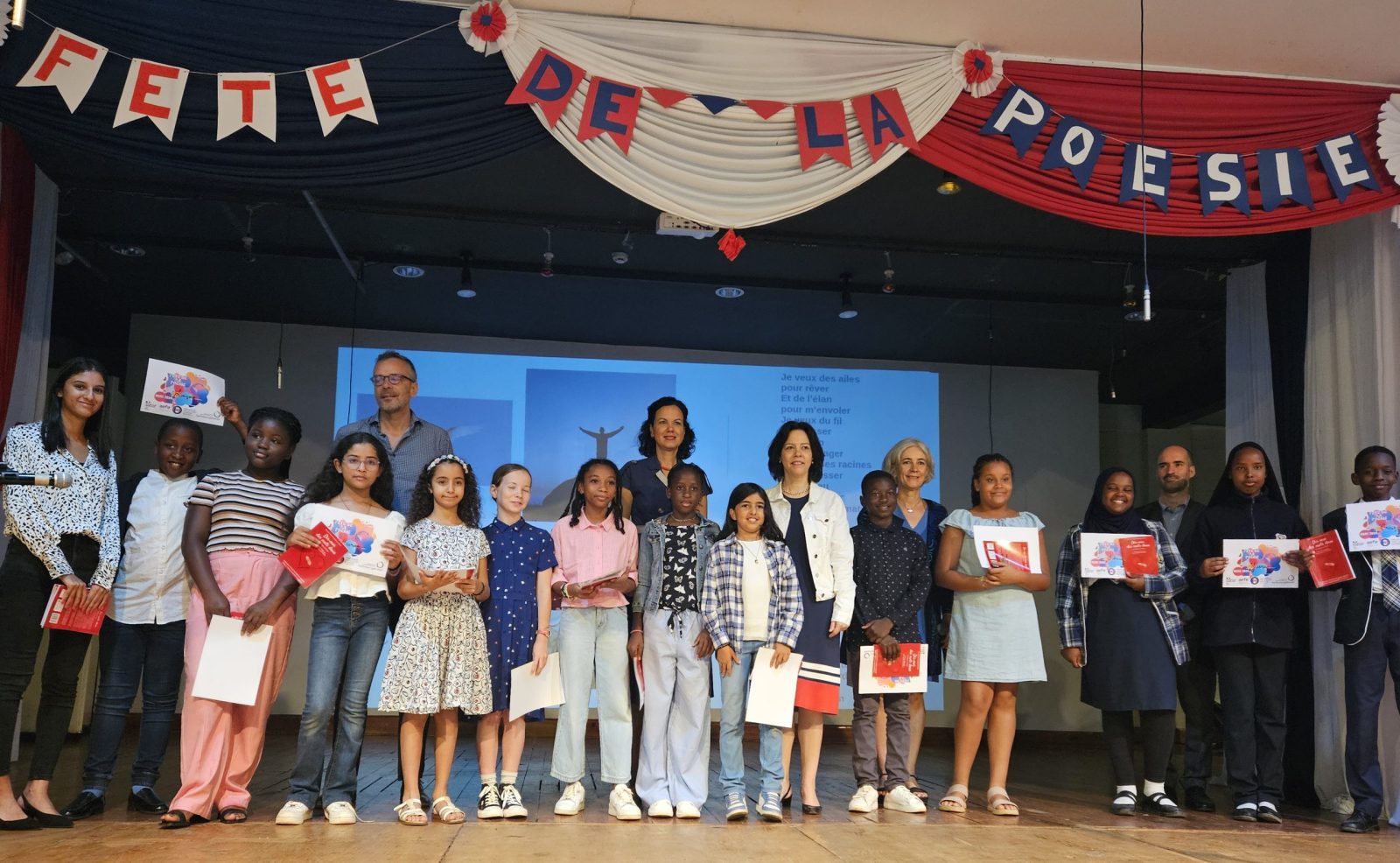 photo de l'ensemble des participants à l'évènement : enseignants, élèves de CM2, DG de l'AEFE