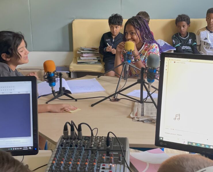 Enregistrement d'une émission de radio par les CM1 du Lycée Français International Nairobi, Kenya.